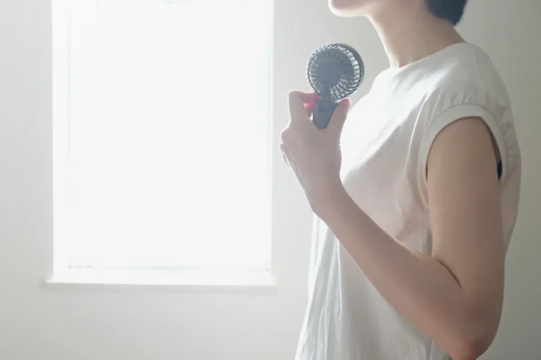 窓際の暑さと日焼けを解消！遮熱・UVカットフィルムで叶える快適な部屋づくり